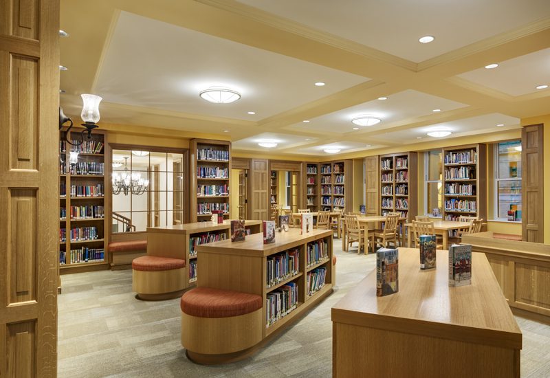 A library with a lot of books on the shelves.